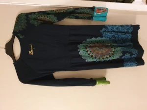 Desigual klänning. Strl s. - Mönstrad, fin Desigual klänning. 