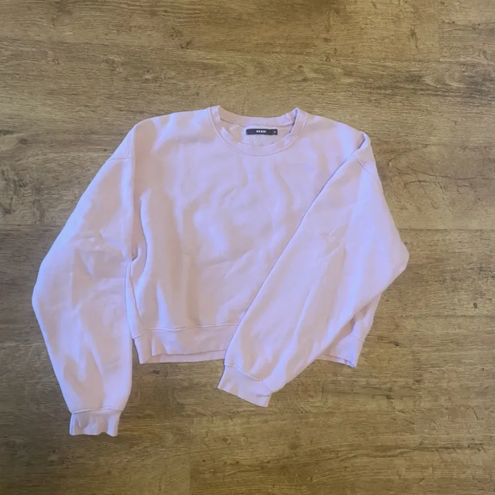 Rosa sweatshirt från bikbok i Stl M, färgen syns bäst på bild 1&2, använt skick dvs lite noppor. Tröjor & Koftor.