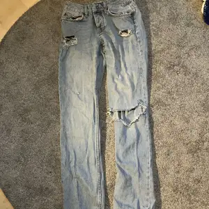  Snygga jeans obs inte randiga ser bara ut så på bilden, ny bild på tisdag däri jeansen är strukna   Köp från lager 157 membras använda npgra gånger 