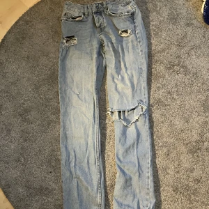  Jeans -  Snygga jeans obs inte randiga ser bara ut så på bilden, ny bild på tisdag däri jeansen är strukna   Köp från lager 157 membras använda npgra gånger 
