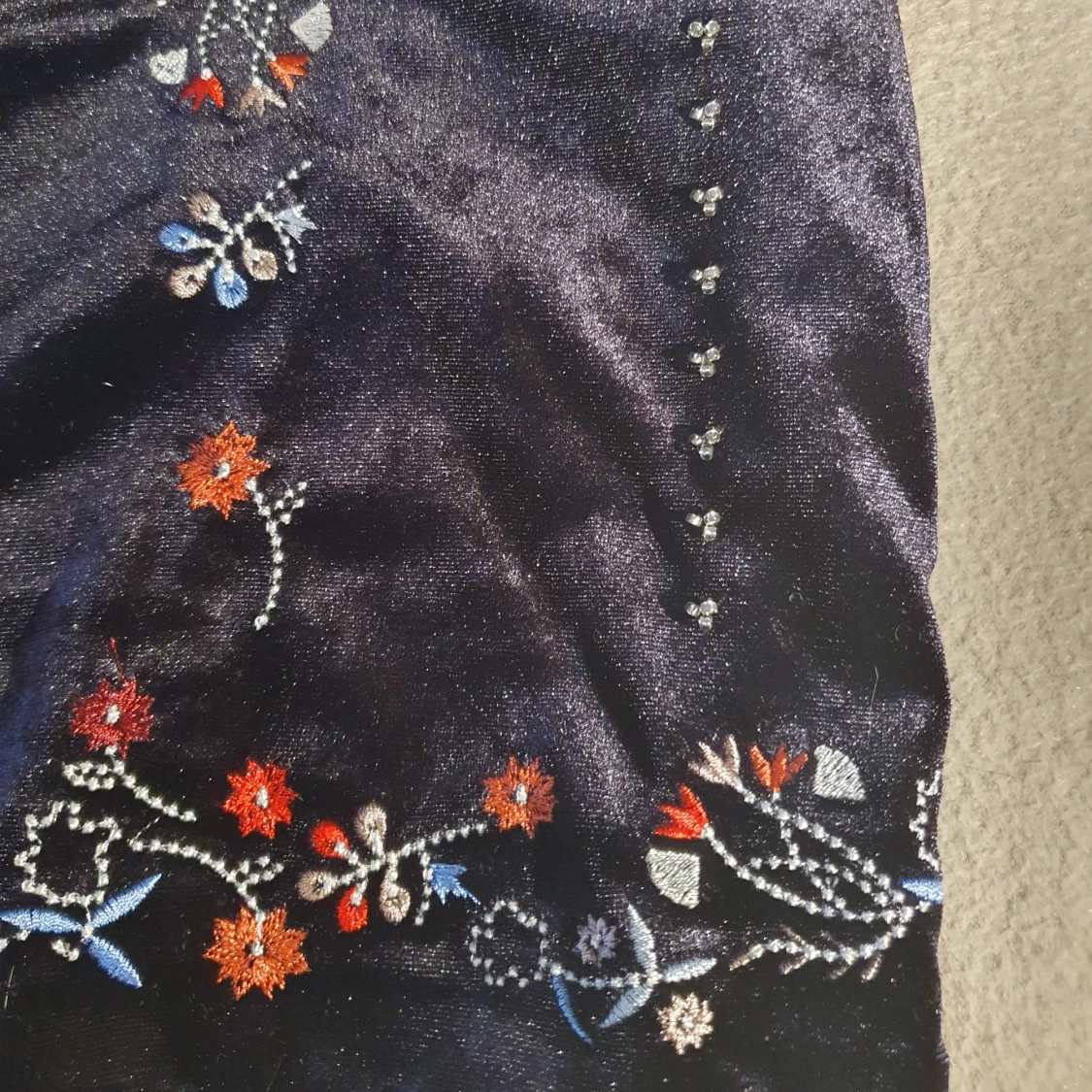 Oanvänd Sammetskjol med broderier och stenar - 91