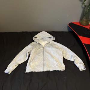 Grå zip hoodie från hm Storlek 158/164 aldrig använd