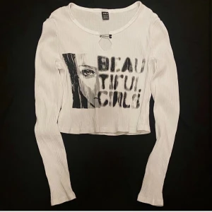 Långärmad tröja - Långärmad vit tröja med tryck, använd gärna köp nu <3