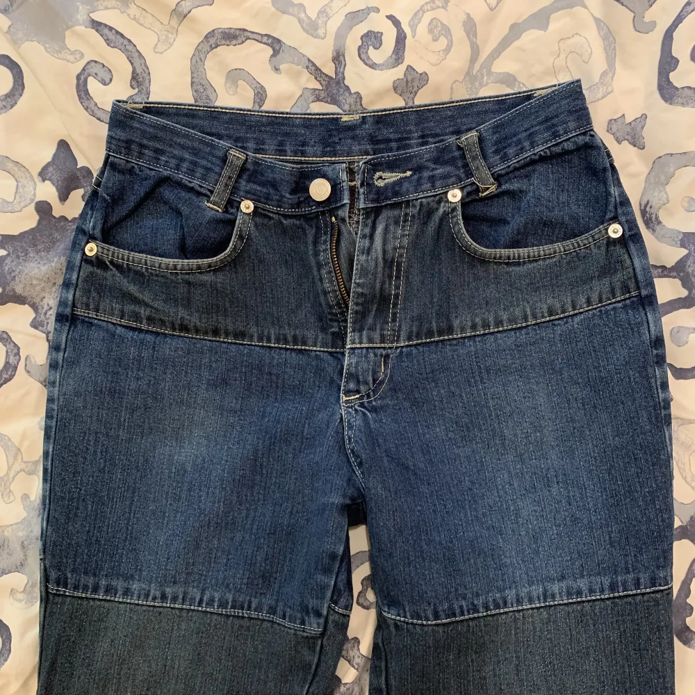 Unika patchwork jeans i bootcut modell! Mid waist. Jag är 160 å dem är bra längd för mig. Det står 42 i byxorna, men dem passar som 36. Made in italy. Jeans & Byxor.