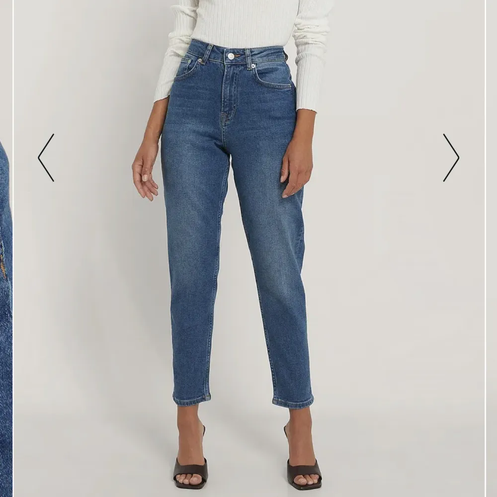 Blåa mom jeans från NA-KD i storlek 32. Högmidjade. Endast använda en gång så i nyskick, säljes då de inte passar mig.  Nypris 399kr, mitt pris 230kr plus frakt. Har mycket fler plagg ute tillsalu! . Jeans & Byxor.