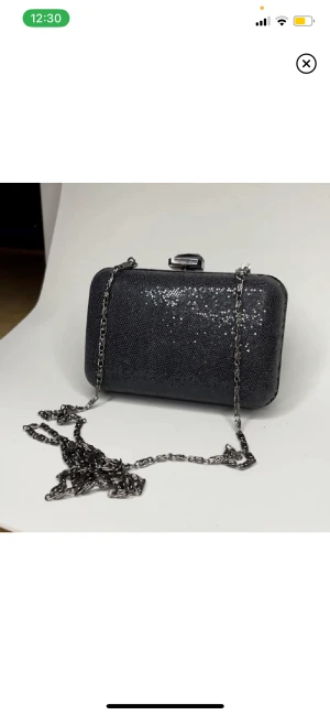 Glittrig mini väska - Liten gullig glittrig väska. Väldigt bra skick, inga skador. Har inget synligt klädmärke på bade utsidan eller insidan.