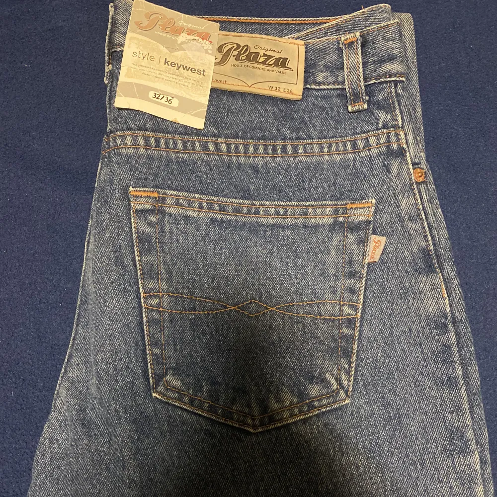 Helt nya blåa plaza jeans i modellen ”Keywest” o med prislappen kvar! Finns i olika storlekar: 1 st i storleken W32/L36, 1 st i storleken W33/L34, 1 st i storleken W46/L36. . Jeans & Byxor.