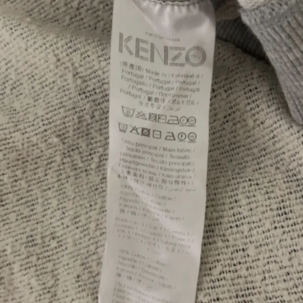 Hej, säljer denna gråa kenzo tröja i storlek S för jag märkt att den inte längre kommer till användning! Har inte använt den många gånger och den är som ny. Har inget kvitto då den är köpt från Jackie för ett par år sedan men är helt som ny. Tröjor & Koftor.