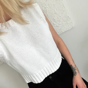 Slipover / väst, S - Vit, stickad slipover från Zara.  Storlek S men är mer som en XS då den är kortare i modellen. Jag är 167 cm lång.  Väldigt fint skick, använd ett fåtal gånger.