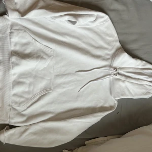 Vit hoodie  - Vanlig vit hoodie. Knappt använd