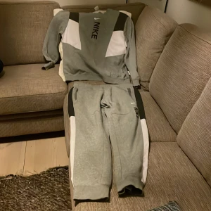 Nike set  - Säljer ett Nike set om ni vill ha individuel del av setet kontakta bara mig om så kommer vi fram till rimligt pris. Helt nytt set köpte men dem var för stora.