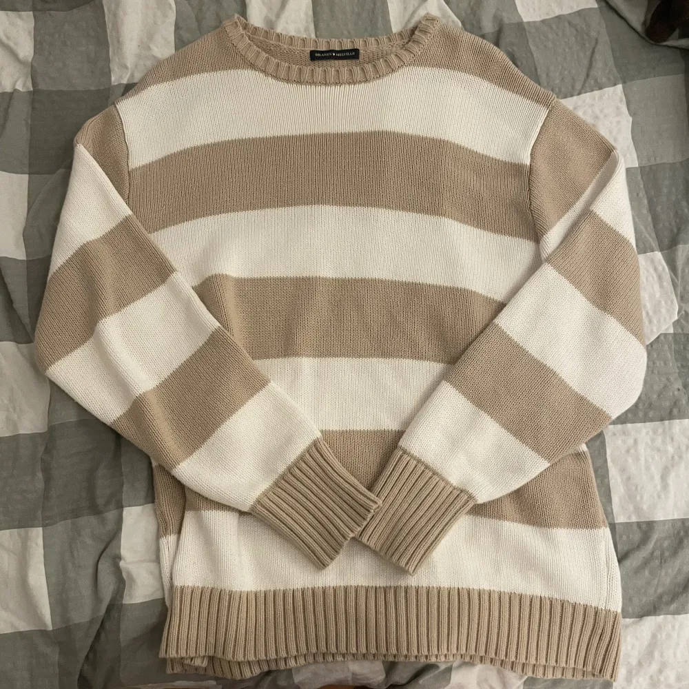 brianna sweater från brandy melville i färgen ”latte ivory stripes”, bra skick 👍 köpt för 415 kr, säljer för 250. skriv om du har några frågor!!. Tröjor & Koftor.