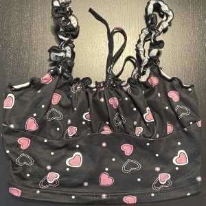 Söt top - En söt hjärt top jag köpte från shein, har inte kommit till användning. Hör gärna av dig innan köp 💕