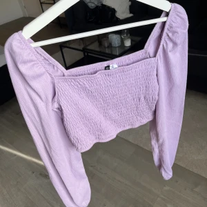Lila topp strl S - Säljer denna lila topp i strl S. Använd en gång. 