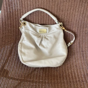 Marc Jacobs väska  - Marc jacobs väska i en lite äldre modell. Både de korta och de längre bandet medföljer.Väldigt fint skick då jag inte använt den mycke. Skriv för intresse eller för frågor (jag står för frakten)💕