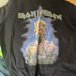 Oanvänd Iron Maiden tröja och är lång size