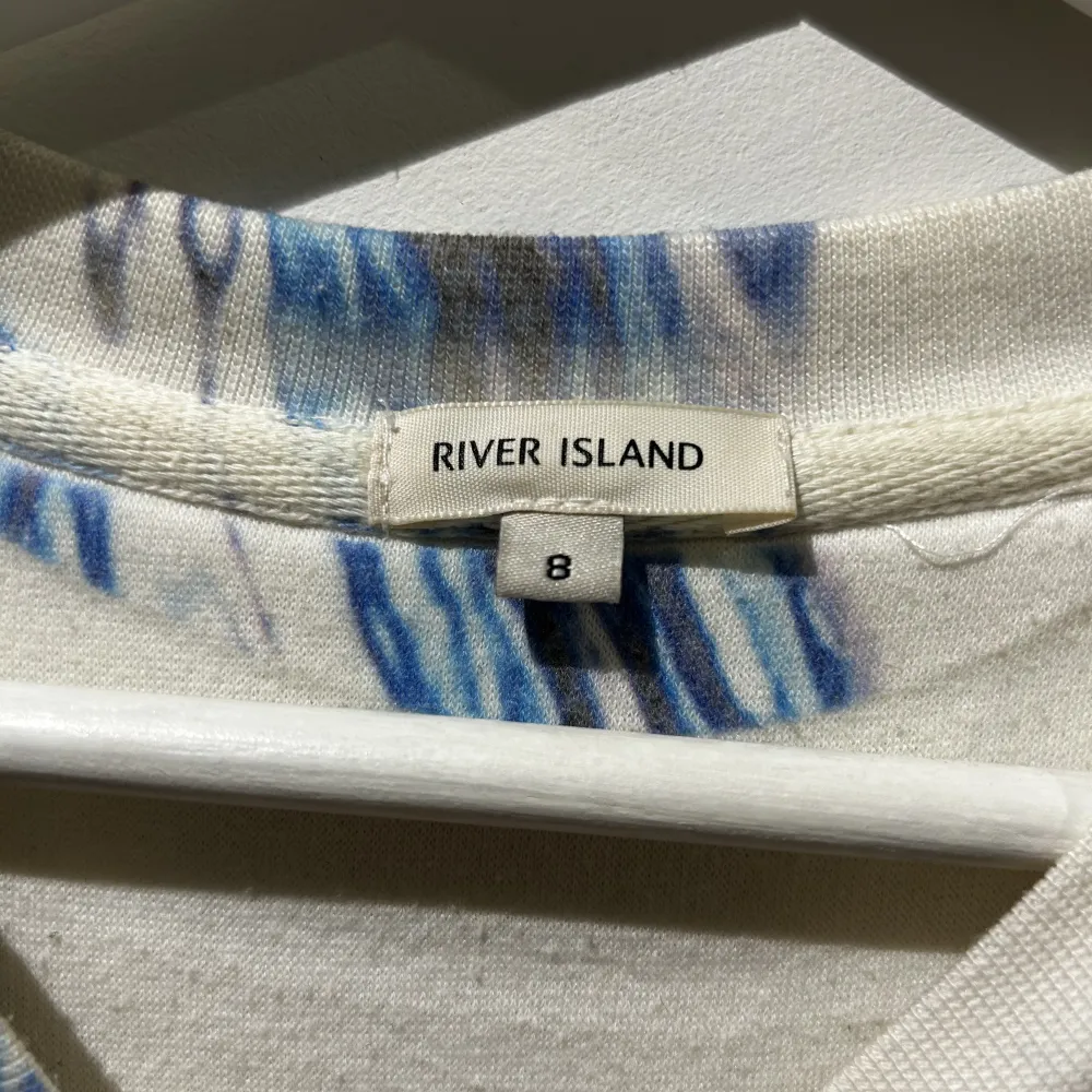 Sweatshirt från river island passar allt mellan xs-m. Toppar.