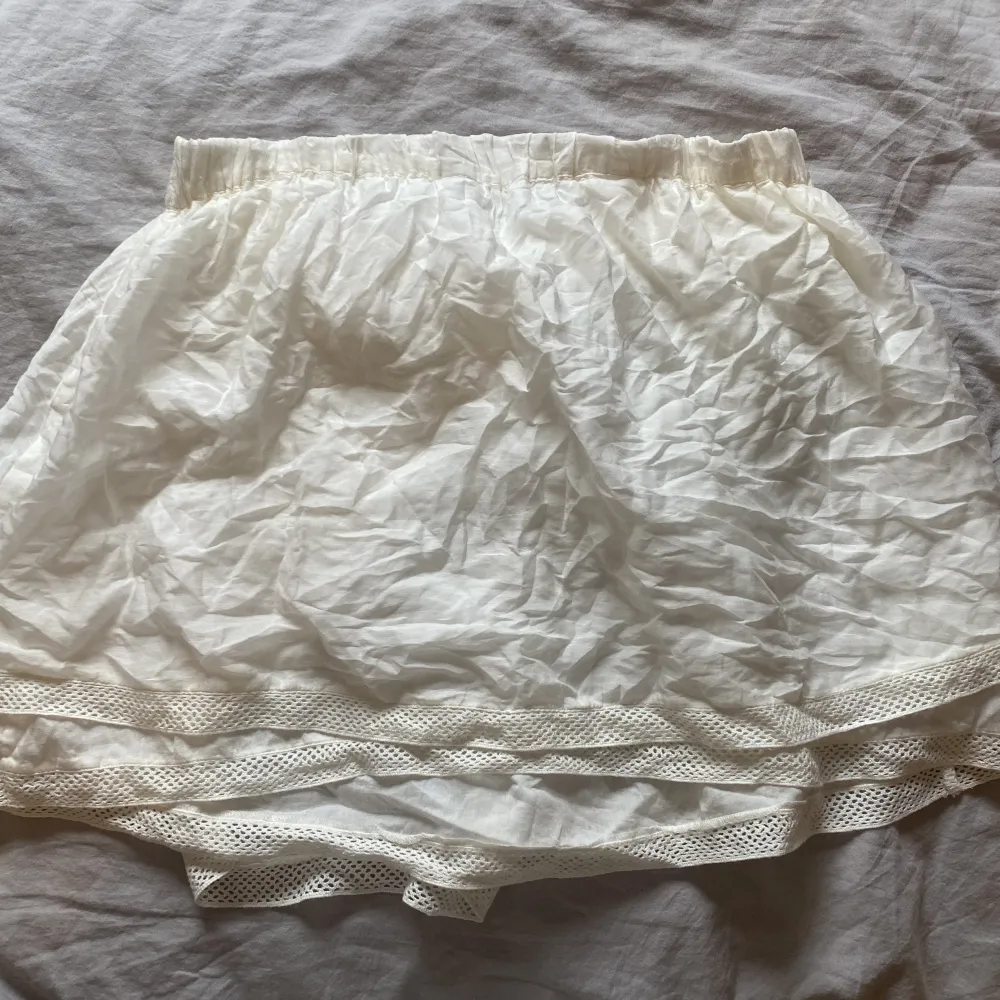 En söt vit kjol med flera lager under😍 köpt second hand men inte fått någon användning av den! . Kjolar.