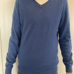 Hm tröja v neck - Det är en super häftig v neck - med en fin stark blå färg -  modellen är 183 och väger 65kkg