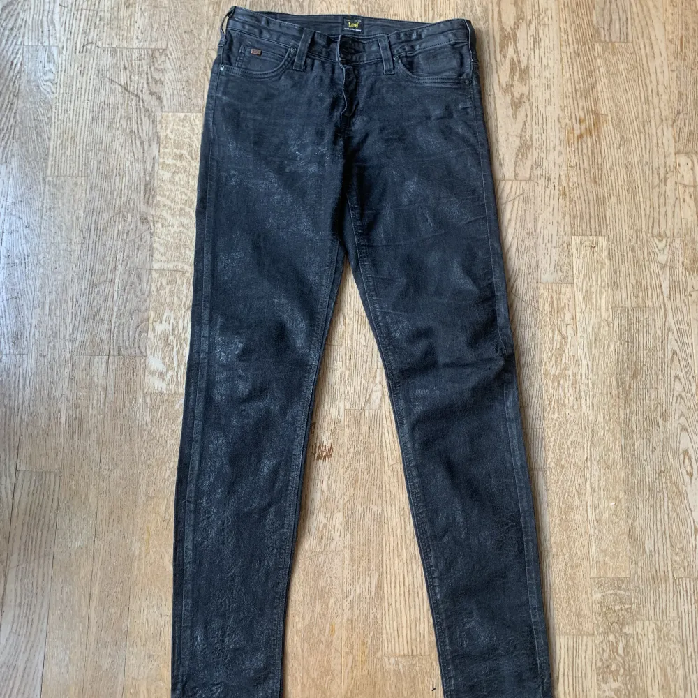Svarta jeans från Lee  Modell: scarlett  Helt okej skick Lite skimrande i materialet . Jeans & Byxor.