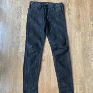 Svarta jeans från Lee  Modell: scarlett  Helt okej skick Lite skimrande i materialet 