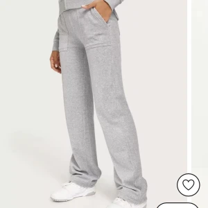 Juicy Couture Pants - Säljer mina oanvända juicy couture pants, skulle det vara några frågor eller liknande så är det bara att höra av sig💗 ordinarie pris: 1 199kr