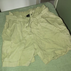 Beiga linneshorts - Superfina och bekväma linneshorts, som dock aldrig kommit till användning!