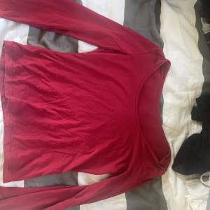 Denna röda tröja är jätte skön och sitter inte alls tajt på kroppen, använd 1 gång så den är nästan som ny