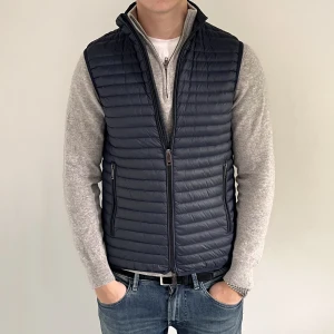 Armani väst - Säljer en väst från Armani i storlek 48 (passar S). Cond 8/10 bra skick, zippen har lossnat från västen längst nere men fungerar fortfarande och billigt att sy fast igen!