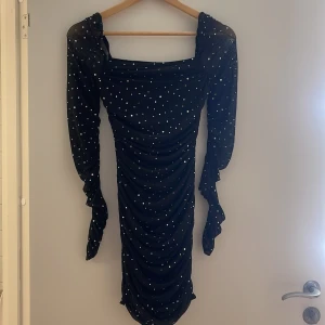 Klänning - Frakt eller möts upp i Tyresö.