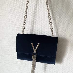 Valentino Marilyn clutch i mörkblå sammet. 17x11 cm. Använd 1 gång.