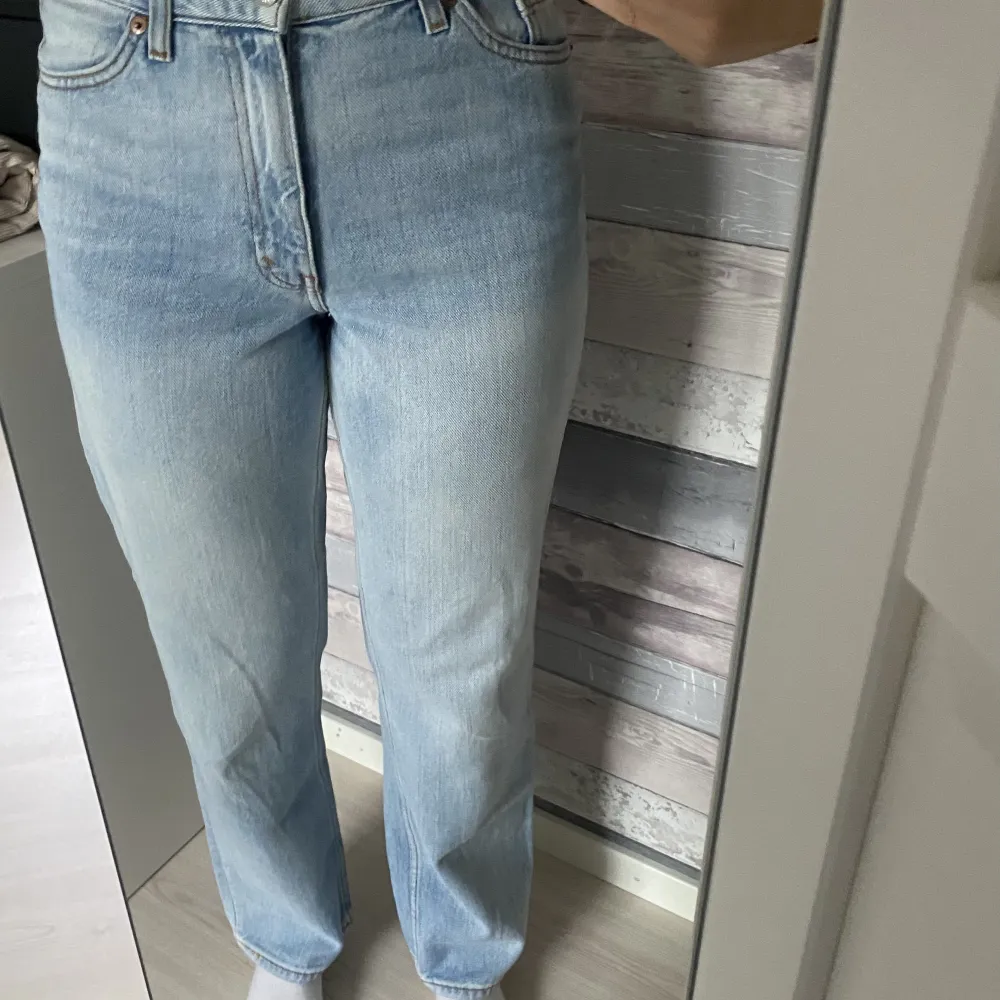 Ett par raka jeans med hög midja och lös passform. De är i bra skick men har tyvärr en liten liten mörk fläck på höger bakben som jag ej testat att tvätta bort ännu (se bild) . Skriv vid frågor!. Jeans & Byxor.