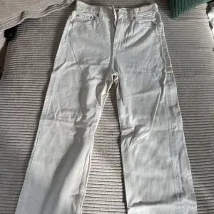Säljer dessa raka jeans i storlek 36 från carlings! Använda en del men dem är fortfarande jätte fina och säljer dem för dem är för små tyvärr!
