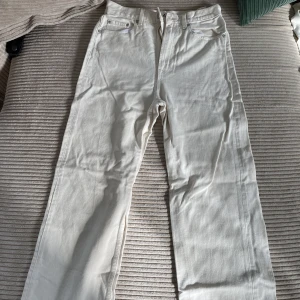 Raka jeans  - Säljer dessa raka jeans i storlek 36 från carlings! Använda en del men dem är fortfarande jätte fina och säljer dem för dem är för små tyvärr!