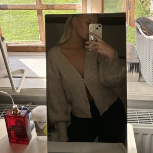 Stickad kofta  - Stickad kofta ifrån ASOS i strl 36, inte stickig!