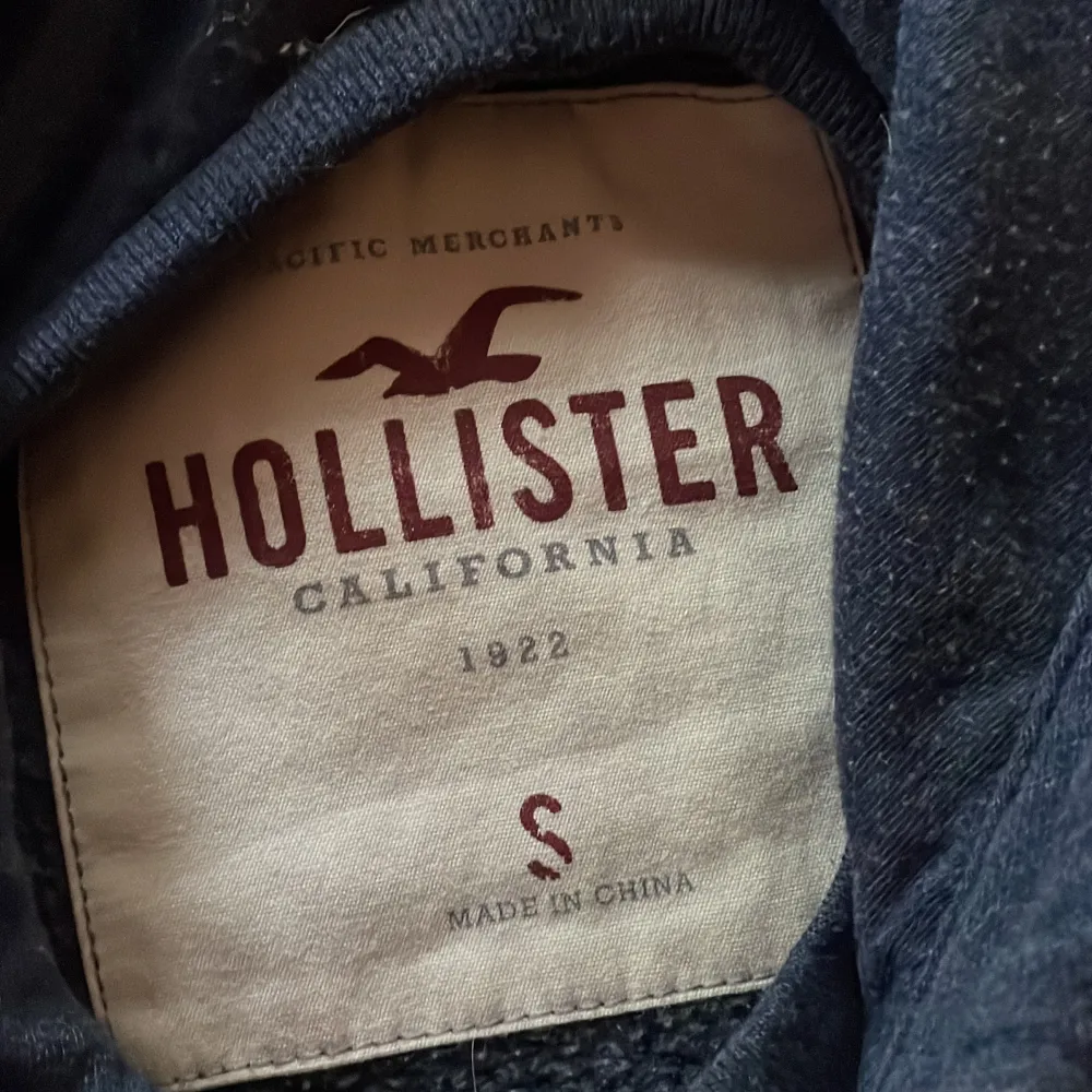 Säljer min hollister hoodie då jag inte använder den! Säljer den för 120kr+ frakt! Den är i storlek S! (Priset kan diskuteras). Hoodies.