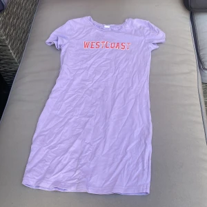 Klänning  - Jättefin klänning med tryck säljer då den är för liten för mig😢😢