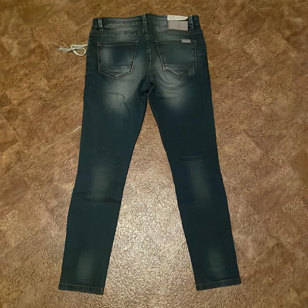 Snygga låga jeans. Please jeans, circle of trust. Midja 28 och längd 32, motsvarar stl.S. Snygga slitningar. Använda ett fåtal gånger.. Jeans & Byxor.