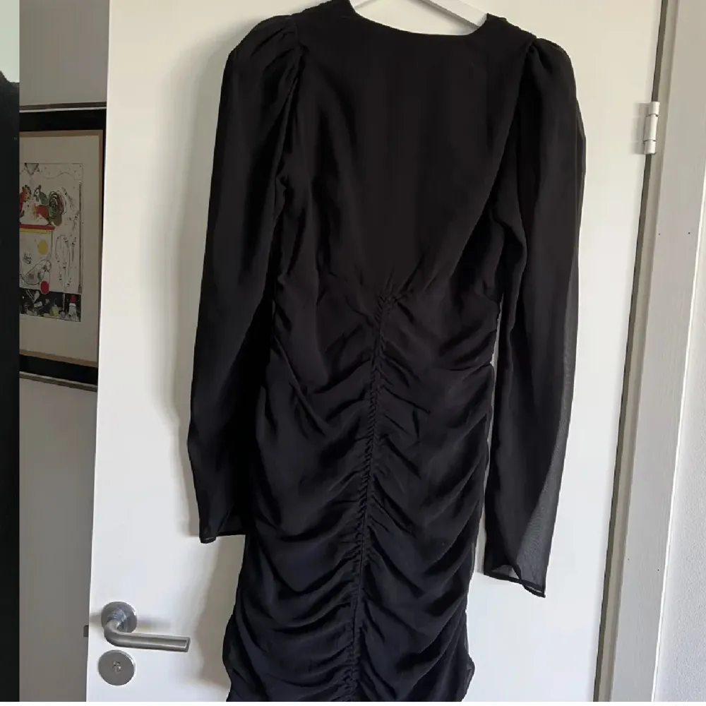 En skitsnygg svart klänning från Ginatricot, aldrig använd pga för kort på mig (är 182) storlek 38. Klänningar.