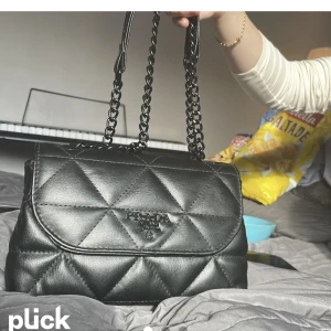 Pyjamaströja - En superskön pyjamas tröja men funkar att ha annars då den oxå är fin😊 den är använd men inga defekter, vid ytterligare frågor är det bara att höra av sig🫶🏻