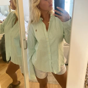 Ralph Lauren skjorta - Sjukt snygg skjorta från Ralph Lauren. I fin grön färg och i nyskick. I herr modell storlek 14. Oversized på mig. 💕💕