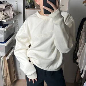 ASOS oversized sweatshirt  - Krämvit oversized sweatshirt🤍 Storlek XXS men väldigt oversized så passar även som XS och S. Nypris: 299 kr 