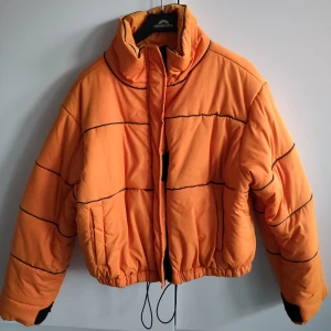 Orange jacka - Fanny Lyckmans kollektion  - Orange puffer jacka med dragkedja. Croppad design med dragsko i midjan 🙂 den är från Madlady x Fanny Lyckman. Lite missfärgad vid kragen men annars i bra skick! Storlek S men passar även M. 