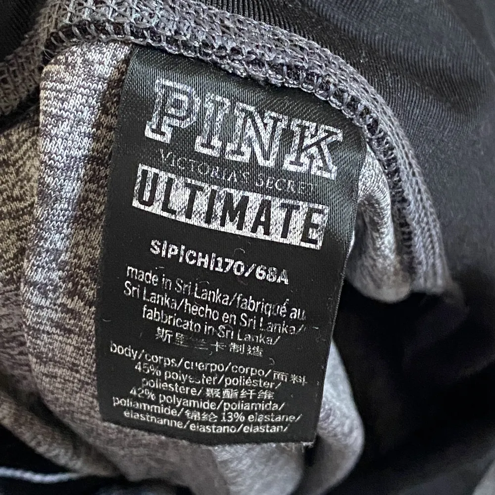 Träningtights från PINK 🖤🤍. Jeans & Byxor.