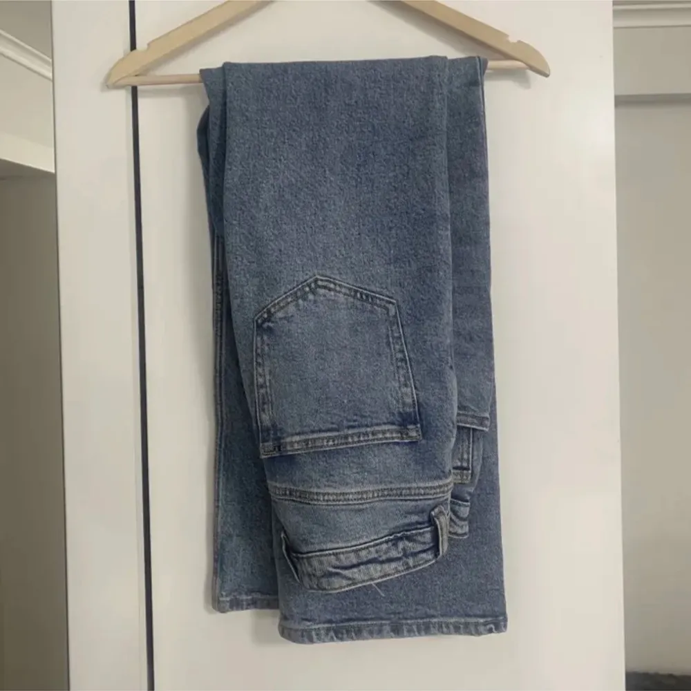 Säljer dessa mörkblåa jeans från only då de tyvärr inte kommer till användning. Storlek 28 i midja, 32 i längd. Jeans & Byxor.