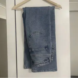 Säljer dessa mörkblåa jeans från only då de tyvärr inte kommer till användning. Storlek 28 i midja, 32 i längd