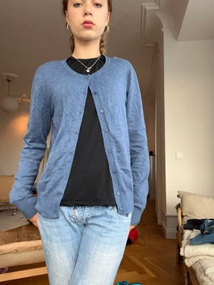 Kofta - Lägger upp med sänkt pris då jag vill få den såld. Jättefin kofta som inte kommer till användning. Lite noppig men annars fint skick. Skriv om ni har frågor💕