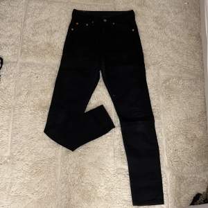 Snygga svarta Levis jeans i modellen 501. Är 1.70 cm och dom är perfekta i längden! Bra skick  