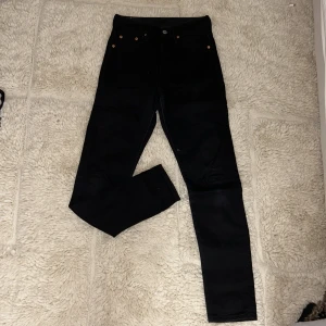 Jeans  - Snygga svarta Levis jeans i modellen 501. Är 1.70 cm och dom är perfekta i längden! Bra skick  
