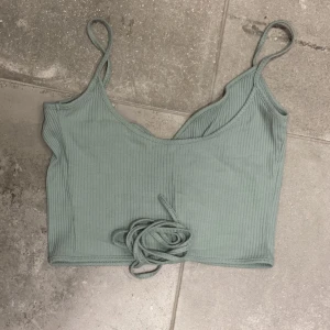 Omlott topp - Croptop i omlottmodell som man knyter runt sig